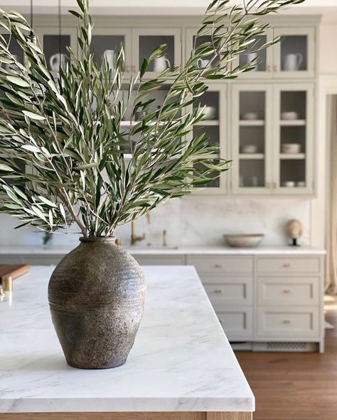 𝐂𝐎𝐓𝐒𝐖𝐎𝐋𝐃 𝐈𝐍𝐓𝐄𝐑𝐈𝐎𝐑 on Instagram: “I vote rustic simplicity during this time, in fact, I vote rustic simplicity all the time! 🌿 . . . #rusticchic #rusticdecor #rusticstyle…” Olive Branch, Green Plants, A Kitchen, Marble, Vase, Mirror, Plants, Green, On Instagram