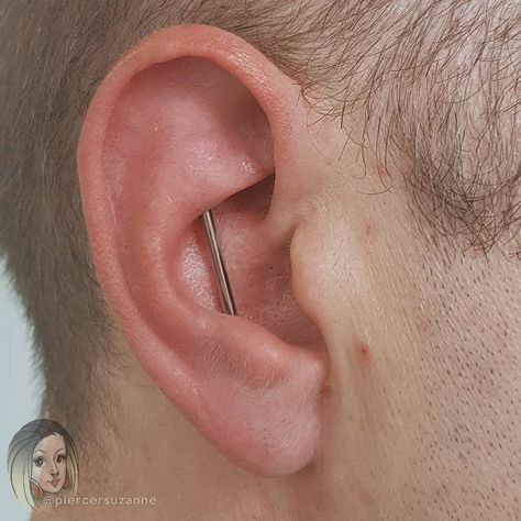 Vertical Conch Piercing, Conch Industrial Piercing, Industrial Piercing Vertical, Styling Ear Piercings, Vertical Industrial Piercing, Vertical Industrial, Eat Tattoo, Men Piercing, Ear Styling