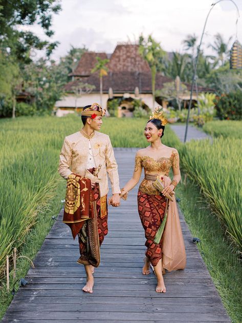 Balinese Wedding Decoration, Local Outfits, Bali Wedding Dress, Paes Ageng, Prewedding Adat, Balinese Wedding, Prewedding Pose, Indonesian Clothing, Thai Traditional Clothing