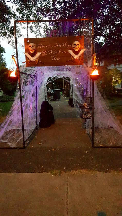 Halloween Tunnel Ideas, Halloween Tunnel, Halloween Yard Decorations Diy, Halloween Maze, Cheap Diy Halloween Decorations, Scary Halloween Decorations Outdoor, Halloween Circus, Halloween Decorations Outdoor, Halloween Outside