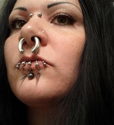 The lip rings are super. A very effectic combination Pierced Lips, Piercings Corps, Crazy Piercings, Spiderbite Piercings, Rhino Piercing, Faith Tattoos, Vintage Tattoos, Lip Rings, Face Piercings