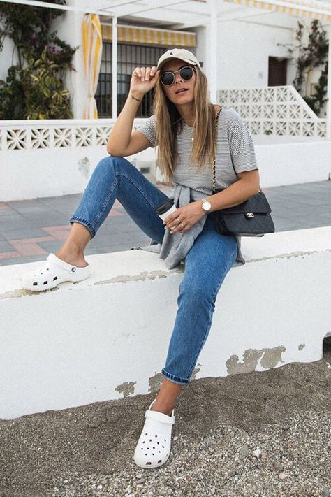 How to wear crocs | HOWTOWEAR Fashion White Crocs Platform Outfit, Crocs Work Outfit, Crocks Outfits Aesthetic, Cute Outfits With Crocs Summer, White Crocks Shoes Outfit, White Crocs Outfit Summer, Croc Style Outfits, How To Style Crocs With Jeans, Crocs White Outfit