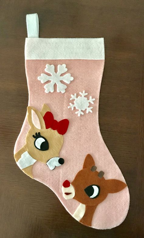 Christmas Stocking Contest Ideas, Decorated Stocking Ideas, Felt Stocking Ideas, Stocking Decorating Ideas Diy Puff Paint, Painting Stocking Ideas, Felt Christmas Stockings Ideas, Stocking Decorating Contest, Stocking Decorating Ideas Diy, Diy Stockings Christmas