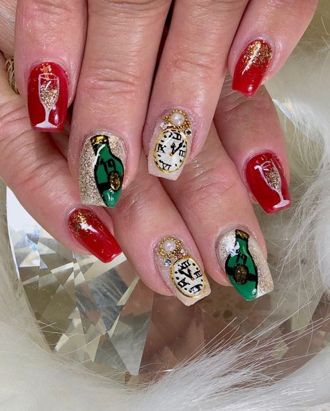 New Years nail art clock champagne bottle champagne glasses fireworks Nails by Christy Pink Lotus Salon and Spa Champagne Bottle Nails, Champagne Glass Nails, Fireworks Nails, Christmas Fingernails, Nails Champagne, Nails New Year, New Year Ideas, New Years Nail, Firework Nails