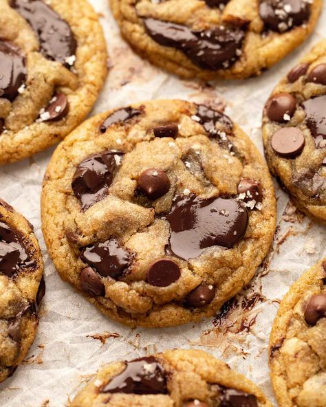 Vegan Chocolate Chip Cookies via @rainbownourish Vegan Soft Chocolate Chip Cookies, Chocolate Chip Vegan Cookies, Vegan Recipes Cookies, Gluten Free Vegan Chocolate Chip Cookies, Rainbow Nourishments, Chickpea Chocolate Chip Cookies, Vegan Chocolate Chip Cookie Recipe, Chocolate Chip Cookies Vegan, Vegan Bakes