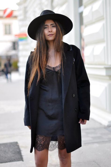 Short slip dresses resembling lingerie that showed the chest were very popular in the 1920's. This is a modern examples. Lace Slip Dress Outfit, Slip Dress Outfit Winter, Slip Dress Street Style, Short Slip Dress, Slip Dress Outfit, Chic Summer Style, Fashion Landscape, Zoe Kravitz, Black Slip Dress