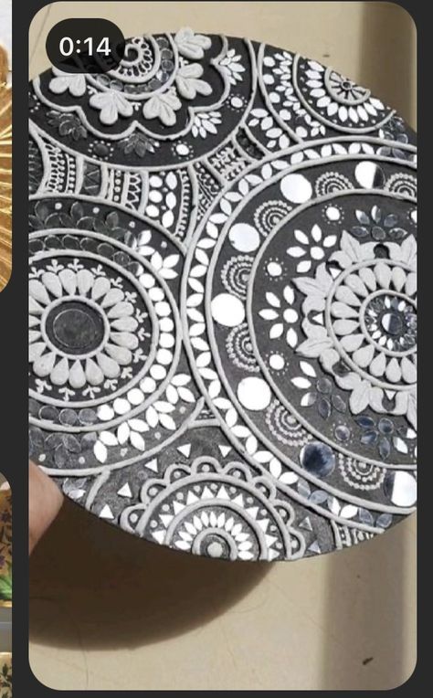 Limpan Art Designs, Wallputty Crafts, Kanha Drawing, Limpan Art, Lippin Art, Lippan Mirror, Mandala Making, Mirror Canvas Art, Lipan Art