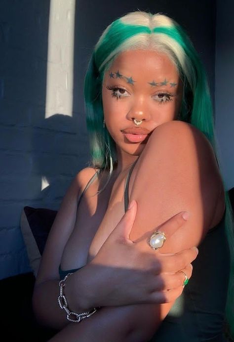 Dyed Eyebrows Black Women, Green Hair On Black Women, Dyed Eyebrows Colors, Creative Eyebrows, Star Eyebrows, Green Hair Black Women, Dyed Hair Green, Dyed Eyebrows, Baddie Pics