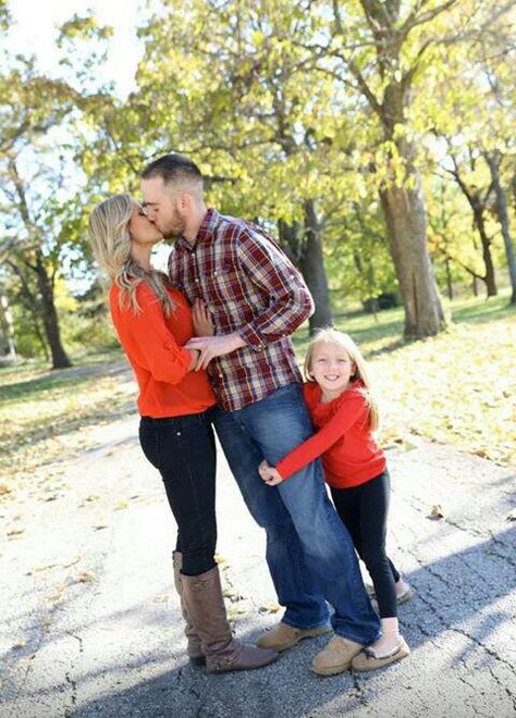 Family picture ideas Christmas Outfits For Family Pictures, Fall Photoshoot Ideas, Portret Feminin, Cute Family Photos, Family Photoshoot Poses, Fall Family Portraits, Family Portrait Poses, Family Christmas Pictures, Outdoor Family Photos