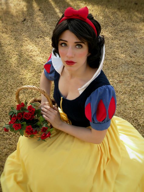 Snow White Cosplay--I usually don't pin these type of things but this is spot-on! Congrats to whoever made this! Snow White Cosplay, Cosplay Disney, Disney Princess Cosplay, Disney Princess Costumes, Disney Costume, Snow White Costume, Sette Nani, Snow White Disney, Princess Cosplay