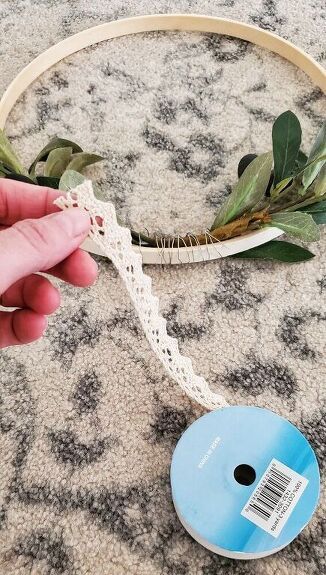 Wreaths can be so expensive at times. I'm going to show you how to make an easy, pretty wreath using an embroidery hoop! This project can easily be done with thrifted hoops and florals; or perhaps pieces you already have at home. I always have faux floral sitting around from seasons past. They make great additions to my hoop wreaths! supplies This wreath really doesn't require too many supplies! For a basic wreath, like mine, you will need an embroidery hoop (I find a lot of these a… Embroidery Hoop Wreath Diy, Diy Wallpaper Headboard, Huge Wine Glass, Bedroom Wreath, Embroidery Hoop Wreath, Diy Wall Planter, Embroidery Hoop Decor, Hoop Wreaths, Diy Floral Wreath