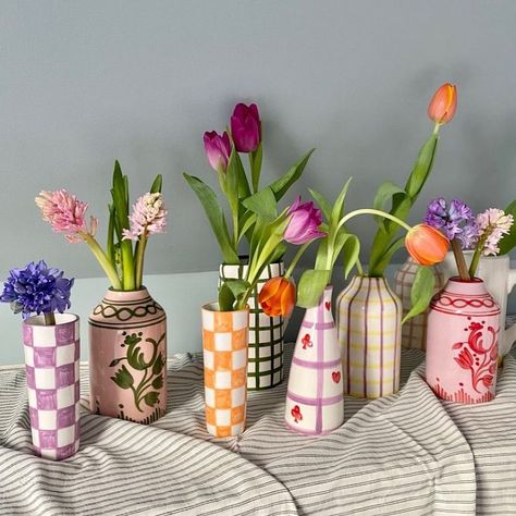 Flower Pot On Table, Paint Vase Ideas, Jar Vase Ideas, Plant Pots Painting, Vase Painting Ideas Pottery, Fun Vases, Vase Painting Ideas, Colourful Cottage, Painting Aesthetics