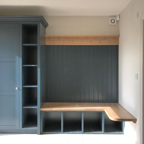 Garage Sitting Bench, Boot Room Ikea, Family Boot Room, Dog Area In Utility Room, Dog Room Storage Ideas, Boot Room Office, L Shaped Boot Room, Ikea Hack Boot Room, Corner Boot Room