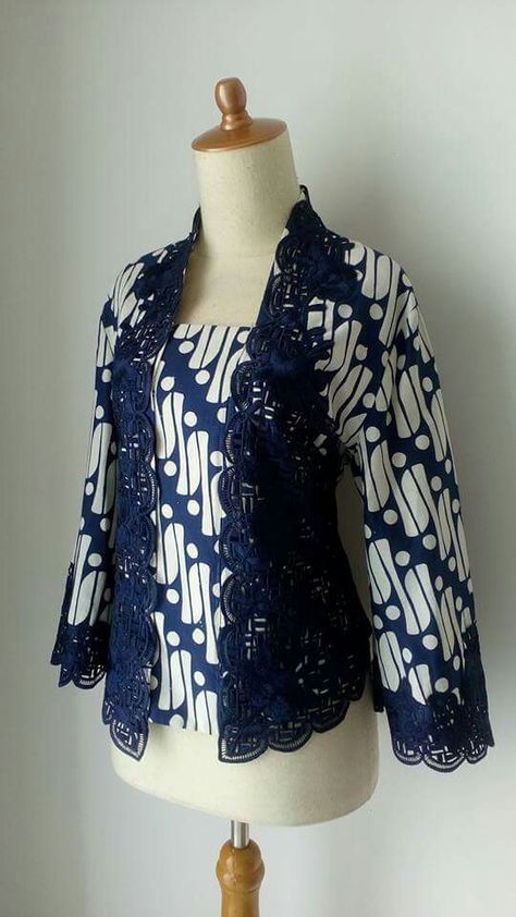 Batik Blazer, Model Dress Batik, Mode Batik, Kebaya Lace, Batik Kombinasi, Batik Clothing, Batik Kebaya, Kebaya Dress, Build Credit