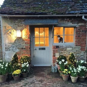 English Country House Exterior, Spring Pots, Country House Exterior, British Houses, Entrance Ideas, English Country Decor, Perfect English, Casa Country, Cottage Exterior