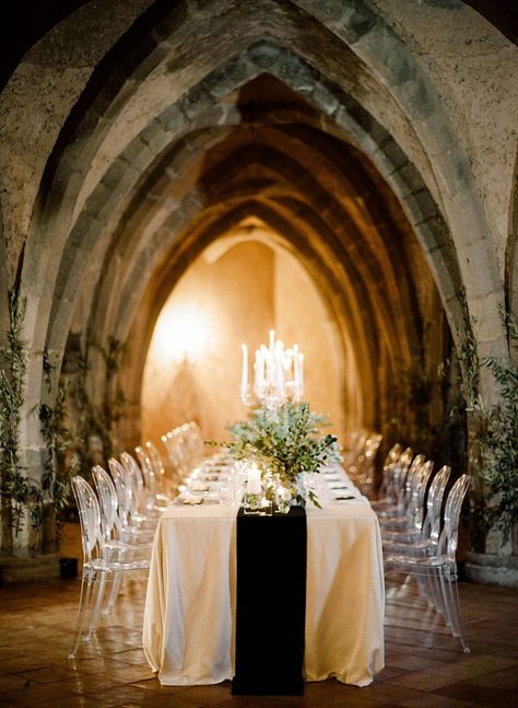 wedding table Church Table, Amalfi Coast Wedding, Black White Wedding, White Table Cloth, The Amalfi Coast, Winery Wedding, Tiered Wedding Cake, Mod Wedding, Wedding Centerpiece