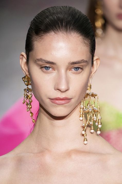 Schiaparelli Runway, Beach Houses Exterior, Runway Accessories, Asymmetric Earrings, Small Beach Houses, Houses Interior, Runway Jewelry, Maker Faire, Neck Pieces Jewelry