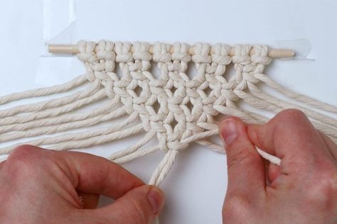 Diy Mini Macrame, Macrame Bunting, Macrame Banner, Diy Macrame Tutorial, Bunting Tutorial, Diy Macrame Wall Hanging, Basic Knots, Mini Macrame Wall Hanging, Bunting Pattern