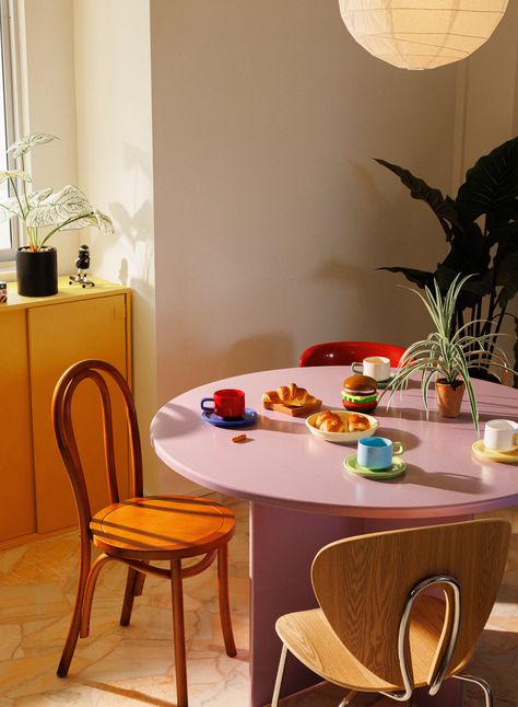 Colorful Dining Table And Chairs, Colourful Mid Century, Dining Room Colourful, Small Living Room Colorful, Color Table, Funky Dinner Table, Colour Dining Table, Coloured Dining Table, Quirky Dining Table