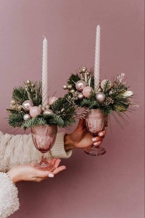 Centerpieces Christmas Table, Dining Table Decor Christmas, Flower Arrangements Christmas, Table Centerpieces Christmas, Christmas Table Set, Christmas Centrepiece Ideas, Tablescape Christmas, Christmas Centrepiece, Centrepiece Ideas