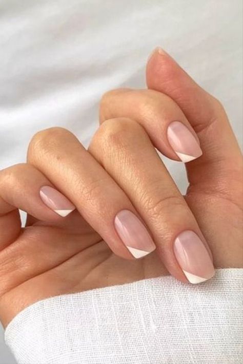 Switch up the more classic half-moon French nail for a graphic corner Frenchie. It has all the elegance of the OG, but with a cool, modern twist. 📸 raelondonnails Bridesmaids Nails, Classy Nail Art, Elegant Manicure, Minimal Nails, Bride Nails, Classy Nails, Chic Nails, Manicure E Pedicure, Nude Nails