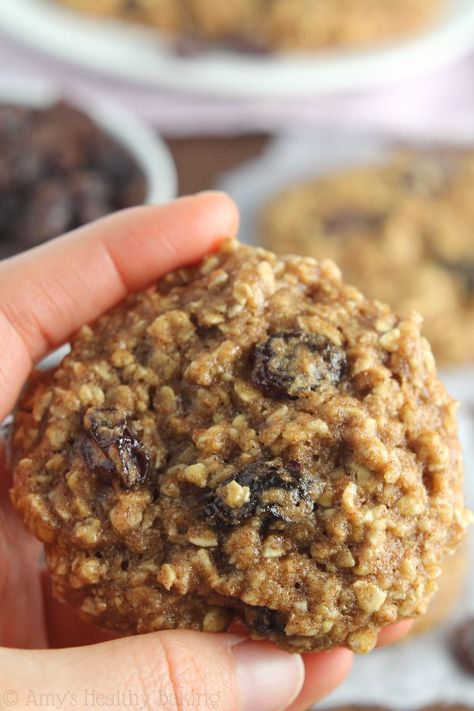 Clean-Eating Oatmeal Raisin Cookies -- these skinny cookies don't taste healthy at all! You'll never need another oatmeal cookie recipe again! Soft Chewy Oatmeal Raisin Cookies, Low Calorie Oatmeal, Clean Eating Oatmeal, Oatmeal Raisin Cookies Healthy, Chewy Oatmeal Raisin Cookies, Oatmeal Cookie Recipe, Cookie Recipe Video, Cookie Recipes Oatmeal Raisin, Oatmeal Raisin Cookies Chewy