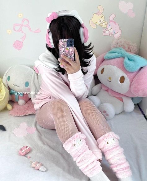 Y2k Kawaii Aesthetic, Kawaii Baddie Aesthetic, Kawaii Leg Warmer Outfit, Kawaii Kei, Kawaiicore Winter Outfits, Kawaii Core Outfit, Kawaiicore Pajamas, Cutecore Arm Warmers, Pink Harajuku Aesthetic Cute Outfits