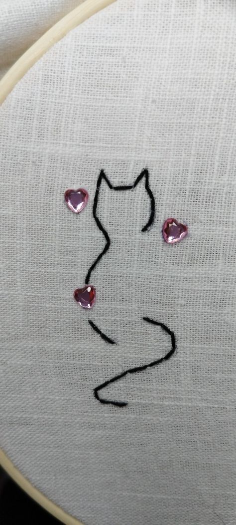 Cat embroidery very easy stitches with hearts Short Cat, Tot Bag, Patterns Flowers, Easy Embroidery, Embroidery Diy, Hand Embroidery Patterns Flowers, Hand Embroidery Patterns, Embroidery Patterns, Hand Embroidery