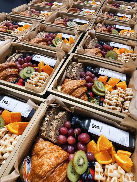 Boho Catering Set Up, Food In Box Aesthetic, Boxed Breakfast Catering, Breakfast Platter Ideas Mornings For 2, Lunch Box Catering Ideas, Corporate Breakfast Catering Ideas, Brunch Box Breakfast Ideas, Corporate Lunch Boxes Catering, Corporate Lunch Box Ideas