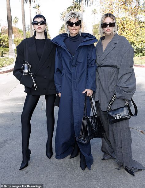 Lisa Rinna stole the spotlight at the star-studded Balenciaga show in LA on Saturday by showing up with her two stunning daughters Delilah and Amelia Balenciaga Show, Bday Outfits, Balenciaga Coat, Goth Chic, Brunette Bob, Oversized Trench Coat, Lisa Rinna, Spanish Fashion, Latest Celebrity News