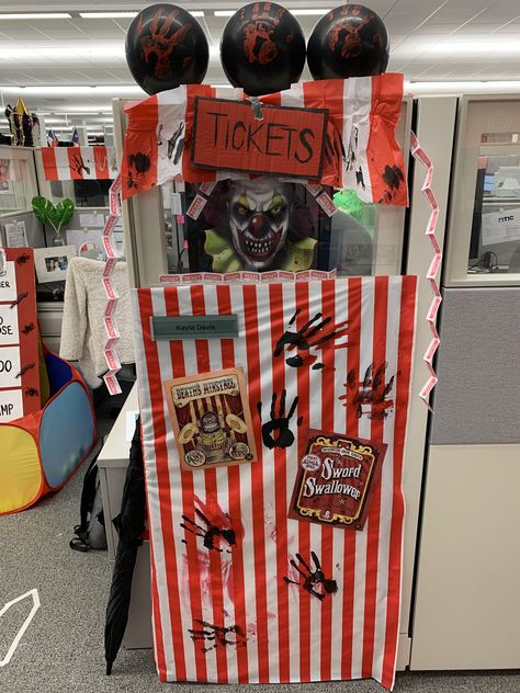 Clowns Halloween Decorations, Halloween Cubicle, Scary Carnival, Halloween Carnival Games, Haunted Circus, Haunted Carnival, Office Halloween Decorations, Halloween Camping, Halloween Circus