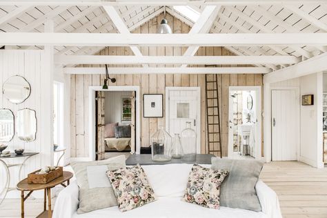 Beach House Decor Living Room, Pitched Ceiling, Style Anglais, Beach Cabin, Style Cottage, Living Room Ceiling, New England Style, Coastal Interiors, Style Deco