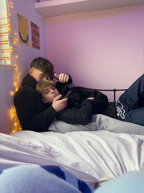 Mlm Cuddling, Blb Relationship, Two Boys Cuddling, Gay Cuddling Aesthetic, Mlm Aesthetic Kiss, Gay Boyfriend Aesthetic, Gay Couple Aesthetic Boys, Mlm Couple Aesthetic Spicy, Mlm Relationship