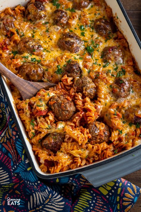 Homemade Pasta Bake, Cheesy Meatball Pasta Bake, Meatball Tray Bake, Baked Fusilli Pasta Recipes, Minced Beef Pasta Bake, Beef Meatball Meals, Adult Birthday Dinner Ideas, Mince Pasta Recipe, Beef One Pot Meals