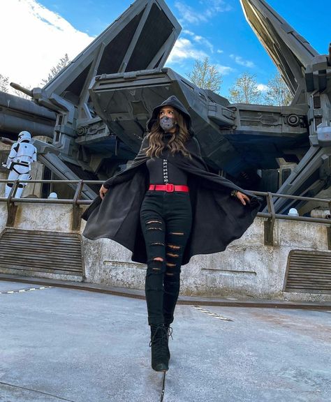 Kilo Ren, Star Wars Darth Vader Outfit, Star Wars Inspired Outfits, Star Wars Disneybound, Dark Side Of The Force, Slytherin Fashion, Ren Star Wars, Star Wars Theme Party, Friend Costumes, Disney Lifestyle