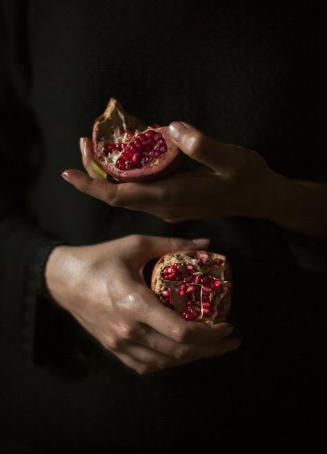 Pomegranate Art, Hades And Persephone, Arte Inspo, Shooting Photo, European Art, Blog Photography, Fine Art Photography, Pomegranate, Art History