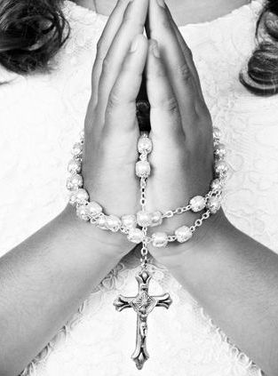 History: During Holy Communion, kids have a rosary to hold onto and pray to keep God in their hearts and love in their minds. This has been happening for many years, it is traditional. Cake Paris, First Communion Banner, Baptism Photography, Holy Communion Party, Baptism Photos, Communion Decorations, Holy Communion Dresses, First Communion Party, Baptism Ideas