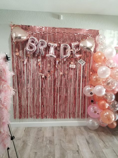 Diy Bridal Shower Decorations At Home, Henna Party Ideas Decoration, Small Bachelorette Party Ideas Simple, Hen Party Ideas Decorations, Simple Bride To Be Decoration, Hen Do Ideas Decorations, Bacherollete Ideas, Simple Bridal Shower Decorations At Home, Bachelorette Party Table Set Up