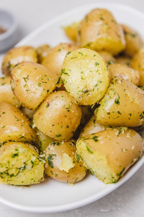 How to boil baby potatoes (Boiled Potatoes) - yourcookingbuddy.com New Potatoes Recipes Boiled, Boiled Fingerling Potatoes, Boiled Baby Potato Recipes, Boiling Small Potatoes, Par Boil Potatoes, Boil Small Potatoes, How To Boil Potatoes For Potato Salad, Boiled Hot Dogs, Boiled Baby Potatoes