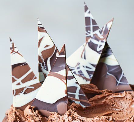 Chocolate shards Chocolate Shard Cake, Carnation Caramel, Chocolate Shards, Chocolate Cake Toppers, Marble Chocolate, Impressive Dessert, Chocolate Garnishes, Peppermint Cream, Salted Caramel Brownies