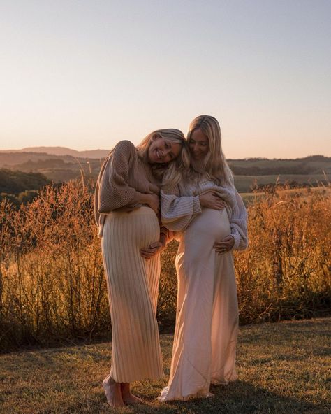 @stephina no Instagram: “2 new little cousins in our belly’s 🥰” Sister Pregnancy Photos, Friends Pregnant Together, Sister Maternity Pictures, Friend Pregnancy Photos, Pregnant Best Friends, Baby Announcement Photoshoot, Pregnant Sisters, Sister Photography, Maternity Photography Poses Pregnancy Pics