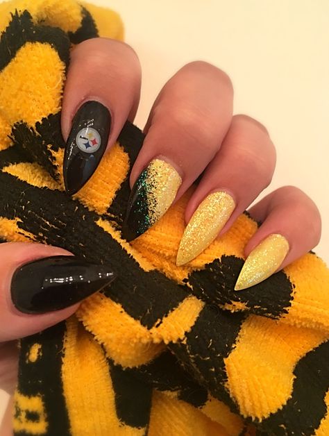 Nail Ideas Black And Yellow, Steelers Nails Designs Yellow Black, Boston Bruins Nail Designs, Steelers Nails Acrylic, Steeler Nails Designs, Football Gel Nails, Steelers Nails Ideas, Pittsburgh Steelers Nail Designs, Pittsburgh Steelers Nails