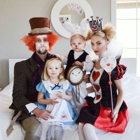 3 Family Halloween Costumes, Family Halloween Photoshoot, Family Costumes For 3, Disney Family Costumes, Family Costumes Diy, Family Themed Halloween Costumes, Costumes Funny, Themed Halloween Costumes, Wonderland Costumes