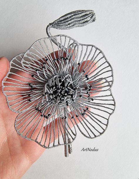 Poppy Tutorial, Macrame Flower, Poppy Brooches, Macrame Tutorial, Embroidery Fashion, Micro Macrame, Macrame Bracelets, Poppy Flower, Wire Art