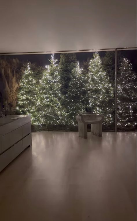 Kim K Christmas, Kim K House, Kim Kardashian House, Kardashian House, Jenner House, Christmas Bathroom, Winter Wonderland Christmas, Kim K, House On A Hill