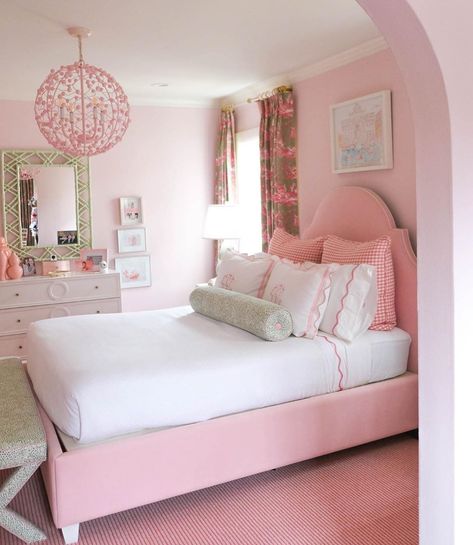 MADRE Dallas (@madredallas) posted on Instagram: “On Wednesdays we sleep in PINK 💖💕🌸 🎀 . . . . . #interiordesigner #smploves #mysouthernliving #livebeautifully #dallasinteriors�…” • Mar 25, 2020 at 7:27pm UTC Madre Dallas, Behind Bed Decor, Funky Lighting, Pink Headboard, Chic Bed, Bed Side Tables, Camera Vintage, Lighting Bedroom, Room Upgrade