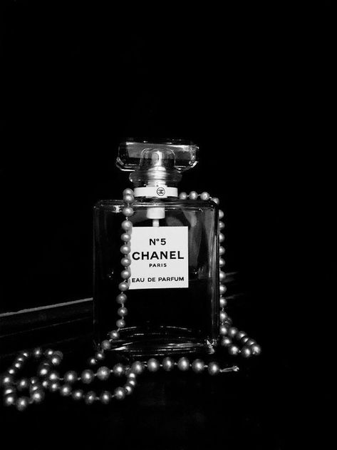 Black Chanel Wallpaper, Jennie Pose, Chanel Aesthetic Vintage, Coco Chanel Aesthetic, Chanel Background, Chanel Pictures, Coco Chanel Poster, Chanel Perfume Bottle, Chanel Poster