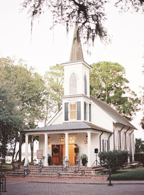 wedding-ceremony-in-chapel-at-montage-palmetto-bluff-brick-steps-traditional-ceremony-venue-idea Vintage Wedding Venues, Southern Charm Wedding, Old Country Churches, Palmetto Bluff, Church Pictures, Tent Reception, Country Church, Old Churches, Wedding Inside