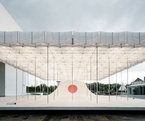 Shen Ting Tseng Architects' pavilion "floats" above a plaza at the Taipei Fine Arts Museum Floating Pavilion, Temporary Structures, Taipei City, New Museum, Taipei Taiwan, Scaffolding, Facade Design, Museum Of Fine Arts, Land Art