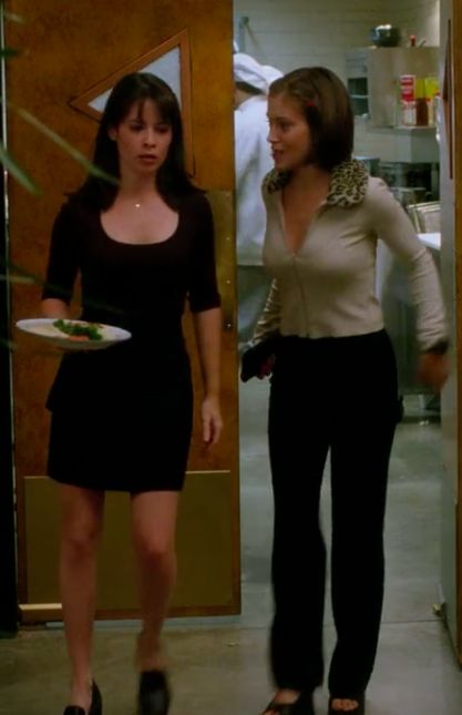 Charmed 1998 Outfits, Charmed Season 1 Outfits, Charmed Aesthetic Outfits, Charmed Outfits 90s Season 1, Charmed Phoebe Outfits, Piper Charmed Outfit, Piper Halliwell Outfits, Phoebe Charmed Outfits, Charmed Tv Show Outfits